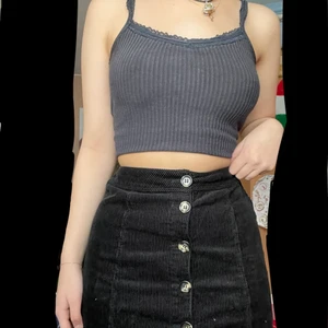 Super söt denim kjol från H&M🥰 - Trendig svart denim kjol med knappar som sitter super fint😍🤪