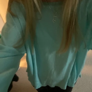 Stickad zara tröja - Säljer en ass snygg zara tröja som passar perfekt nu till våren! Den är i en turkos/blå färg och helt oanvänd. KÖPAREN står för frakt💕börjar priset på 90kr!