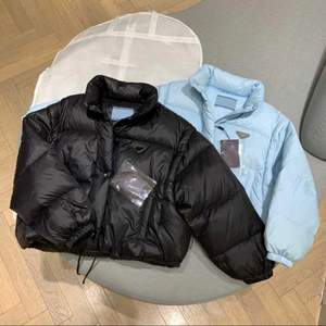 Säljer denna Prada jackan i svart jag köpte second hand, jättefin helt ny med alla tags kvar! 💞                      PRIS GÅR ATT DISKUTERAS, det är bara att höra av sig😇