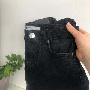 Svarta jeans från Gina som tyvärr är för små för mig. De är i storlek 32 och köpta här på Plick.