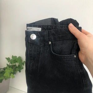Svarta jeans  - Svarta jeans från Gina som tyvärr är för små för mig. De är i storlek 32 och köpta här på Plick.