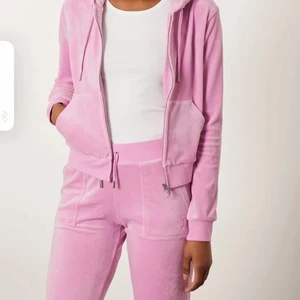 Juicy sett baby rosa  - Säljer nu min otroligt fina juicy sett i färgen baby rosa pgr av för lite användning har använts några ggr men är som nya byxorna är i storlek xxs o tröjan i xs 