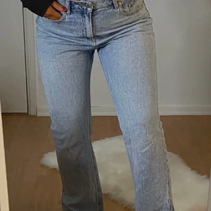 Jeans med slits - Säljer dessa byxor pga känner mig inte fin i dom, pris kan alltid diskuteras❤️