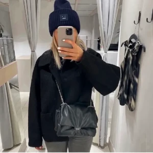 Monki jacka - Svart populär monki jacka i storlek S(första bilden är lånad men samma storlek och jacka). Slutsåld i storleken. Jättefin och sparsamt använd orginalpriset är 600kr💗😊