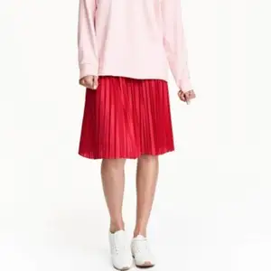Sommarfin röd plisserad kjol från HM ❤🌹 Egentligen S men stretchen har släppt så sitter bäst på L/XL 🥰 samfraktar!
