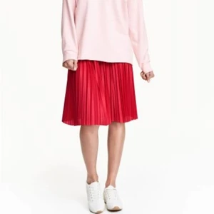 Röd plisserad kjol - Sommarfin röd plisserad kjol från HM ❤🌹 Egentligen S men stretchen har släppt så sitter bäst på L/XL 🥰 samfraktar!