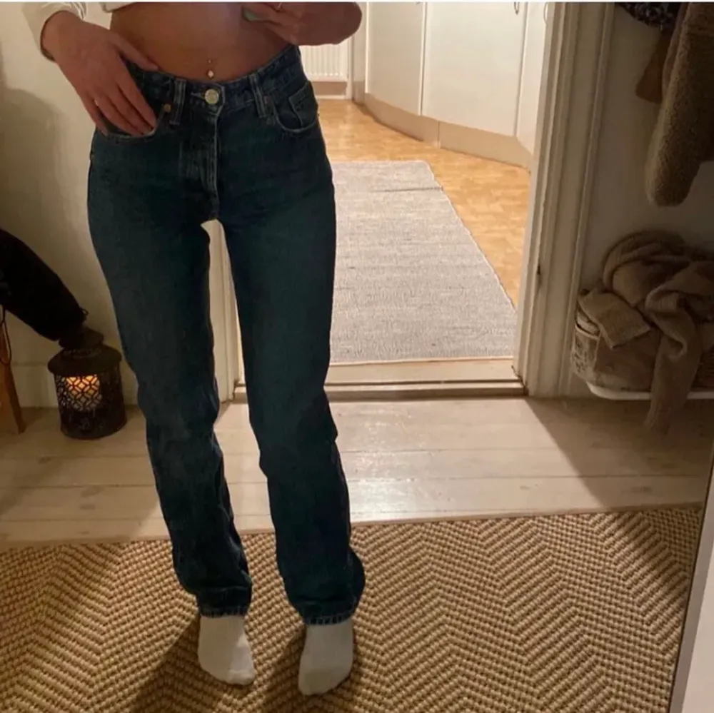Mid waisted zara jeans i storlek 32.Jeansen är i fint skick. Hon på bilden är 164. . Jeans & Byxor.