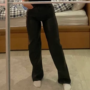 Läder byxor - Säljer mina skit fina läderbyxor ifrån H&m. Dem är aldrig använda endast testade. Formar kroppen bra! Skriv vid frågor eller funderingar. Storlek 34 men är ett mjukare bekvämare läder som har stretch