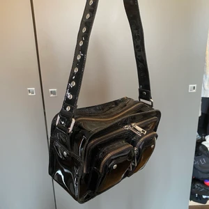 Núnoo bag - Ascool väska från Núnoo! Använd men i nyskick, köpt för 2000 kr