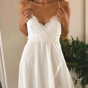 Sommarklänning  - Jättefin student/sommarklänning som tyvärr inte kommer till användning. Endast använd 1 gång. 