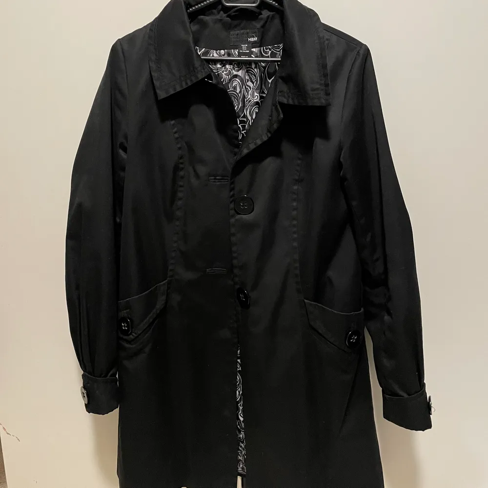 Skitsnygg svart kappa, perfekt nu i vår! 🌸✨🦋 i storlek 36 från H&M, i jättefint skick!. Jackor.