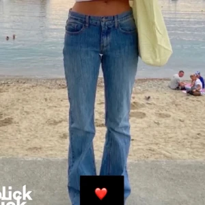Low waisted jeans - Säljer mina jättesnygga populära lågmidjade jeans från brandy melville, helt oanvända! Säljer då dom är försmå för mig. Därför är det lånade bilder! Passar storlek 36/S ❤️ köparen står för frakt ❤️