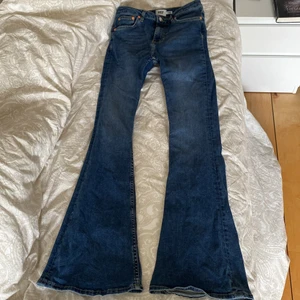 Snygga bootcut jeans  - Säljer dessa skit snygga boot cut jeans! från lager 157 i storlek S aldrig använda förutom att de är testade, de är stretchiga i materialet så passar nog en M säljer då jag inte tycker de passar mig, köpta för 300 kr och säljer för 120 plus frakt  hör av er för frågor eller fler bilder hur de ser ut på!❤️