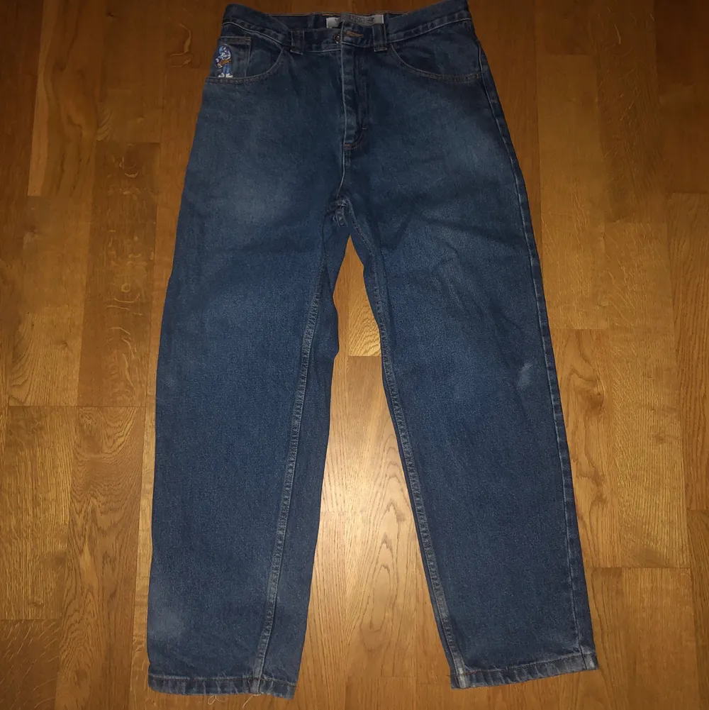 93 Denim i Washed Blue. Baggy jeans i mycket bra kvalitet. Öppet för bud.. Jeans & Byxor.