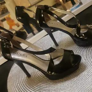 LADIES SE HIT!!!!! 😻🤩🥰😍😃🙏🏻Så snygga klackar från Guess😍använda några timmar bara. I svart lack. SIZE 7=38,5-39/ de är 24,3 cm totalt i innermått. 11cm klack & 2,3 cm platå fram. Väldigt sköna men tyvärr är de för stora för mig 😣. Jag är öppen för byte mot makeup/kläder/skor med alla mina annonser, så ni vet 🙃😍🙏🏻❤️😃  nypris på dessa är ca 1800 kr så passa på 😍😃🙏🏻