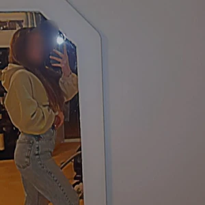 jeans - jag säljer nu mina älskade byxor, på grund av att dom blivit för korta för mig. ÄLSKAR dessa sitter perfekt i rumpa, midja och överallt.