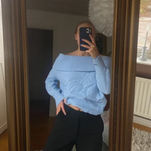 Ljusblå offshoulder tröja - En super mysig off shoulder tröja, har en tjock kant som man viker över för att få offshoulder. Den är i bomulls material och passar till alla årstider! Sparsamt använd