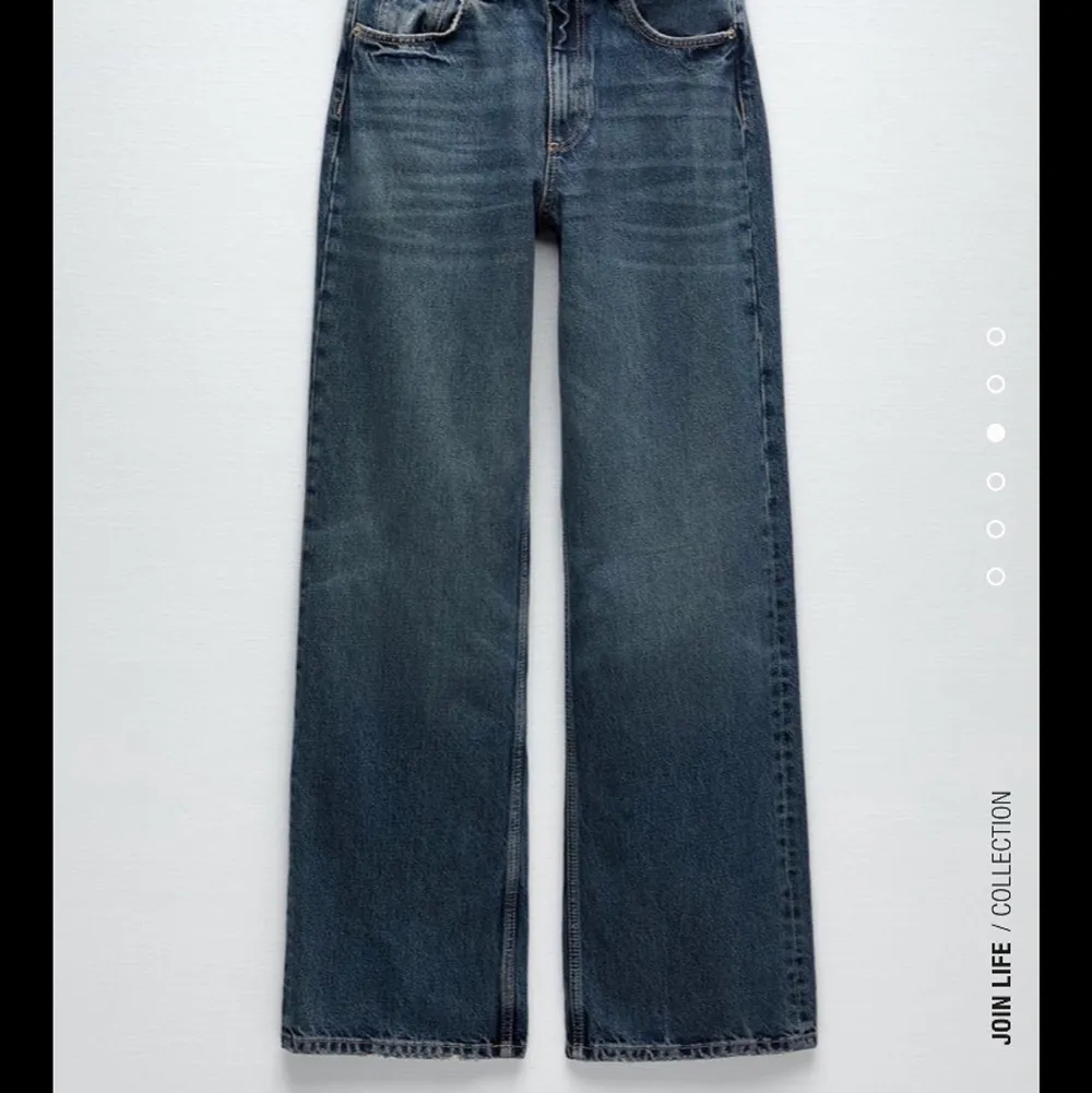 Coola jeans från zara i storlek 42 säljes då de ej kommer till användning. Nästan helt nya använda fåtal gånger. Inga märken, fläckar osv. Köparen står för frakten❣️. Jeans & Byxor.