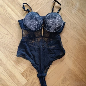 Body - Oanvänd - Body i storlek 42. Säljs då det var superpush-up i den och jag helt enkelt inte fick plats i den. 