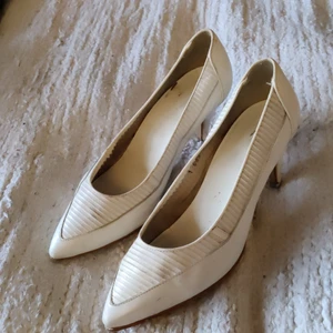 Pumps Italy - Skinnpumps vita med stålklack. 