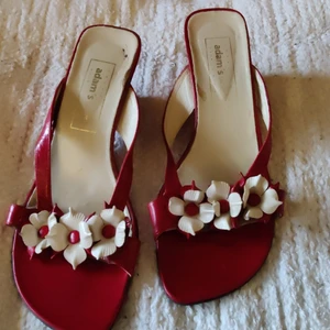 Retro damsandalett - Sandalett i rött och vitt skinn i mycket gott skick.
