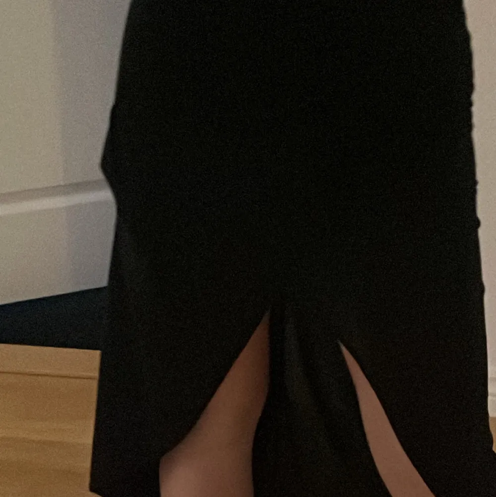 En svart lång kjol med slits i storlek S. Köpt i en liten butik i Florida! . Kjolar.