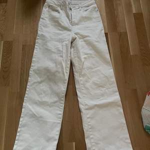 Ett par vita jeans använda 2 gånger, storlek s 