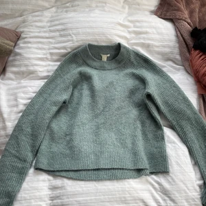 Stickad tröja - Säljer denna superfina stickade tröja från HM! Säljer då jag har en liknande, superskönt material!💓