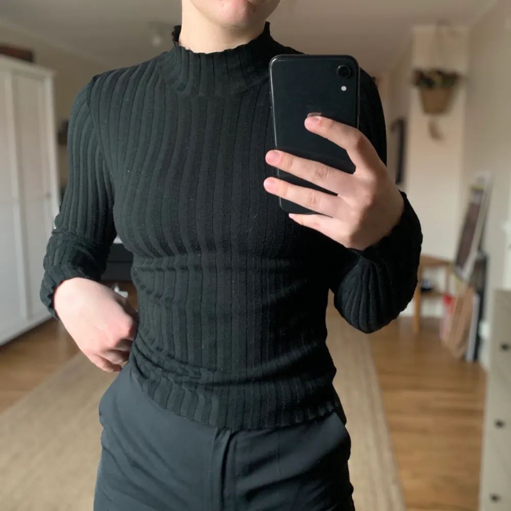 Svart, ribbad turtleneck från H&M. Köparen står för frakt :) hör av dig för mer info/bilder😊. Tröjor & Koftor.