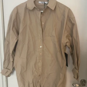 Stor skjorta - Skjorta som går att använda som klänning från nakd. Lappen kvar.