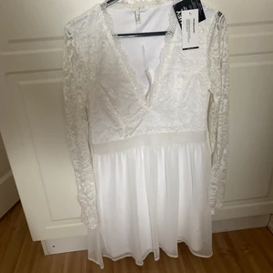 Studentklänning - Studentklänning från nelly i storlek 42/L! Inköpt för några år sedan och är aldrig använd med lappar kvar!