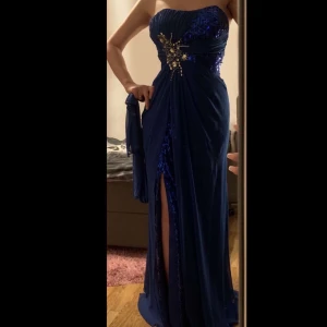 Marinblå Balklänning  - Ej använd, fler funderingar hör av er!!