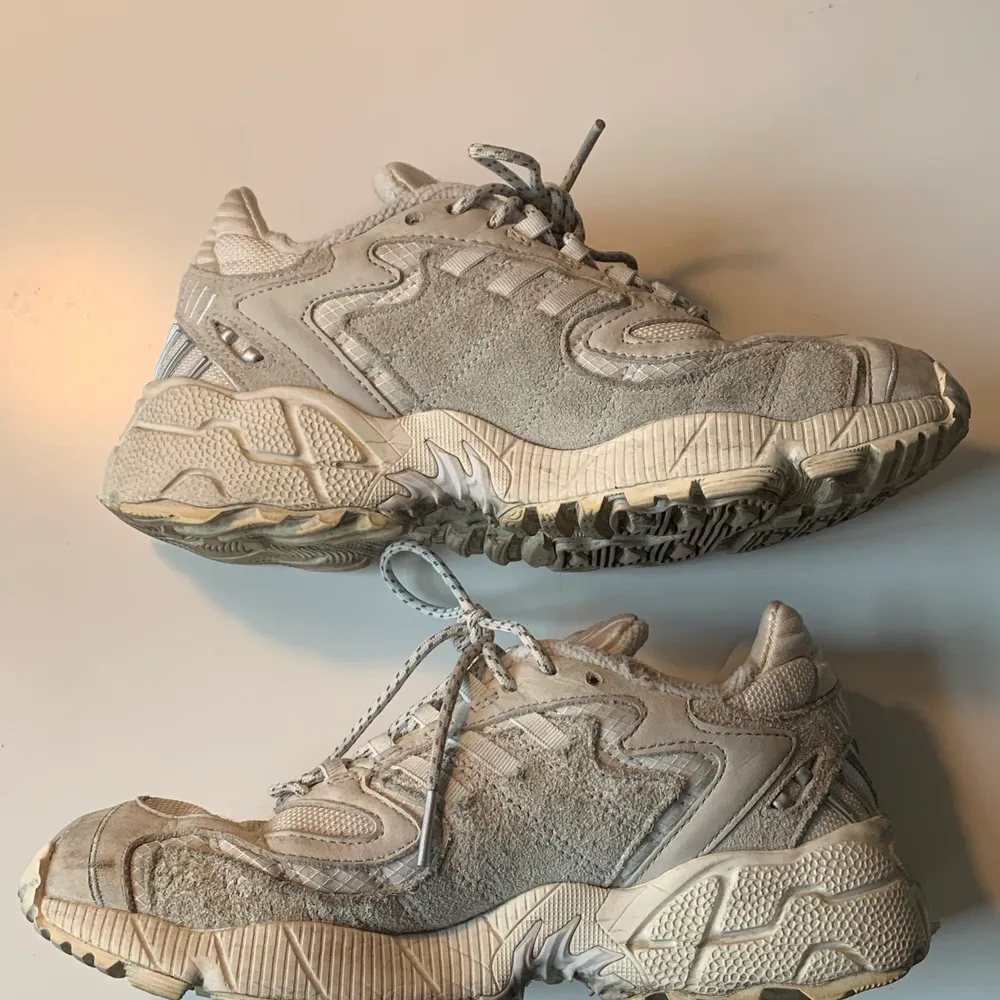 Adidas sneakers säljes för 200kr. Inköpta på And Other Stories i Göteborg för ca 1100kr. Skorna är i storlek 37. För fler bilder/mer info vänligen skriv. Jag kan mötas upp i Göteborg alternativt skicka spårningbart med postnord på köparens räkning.. Skor.