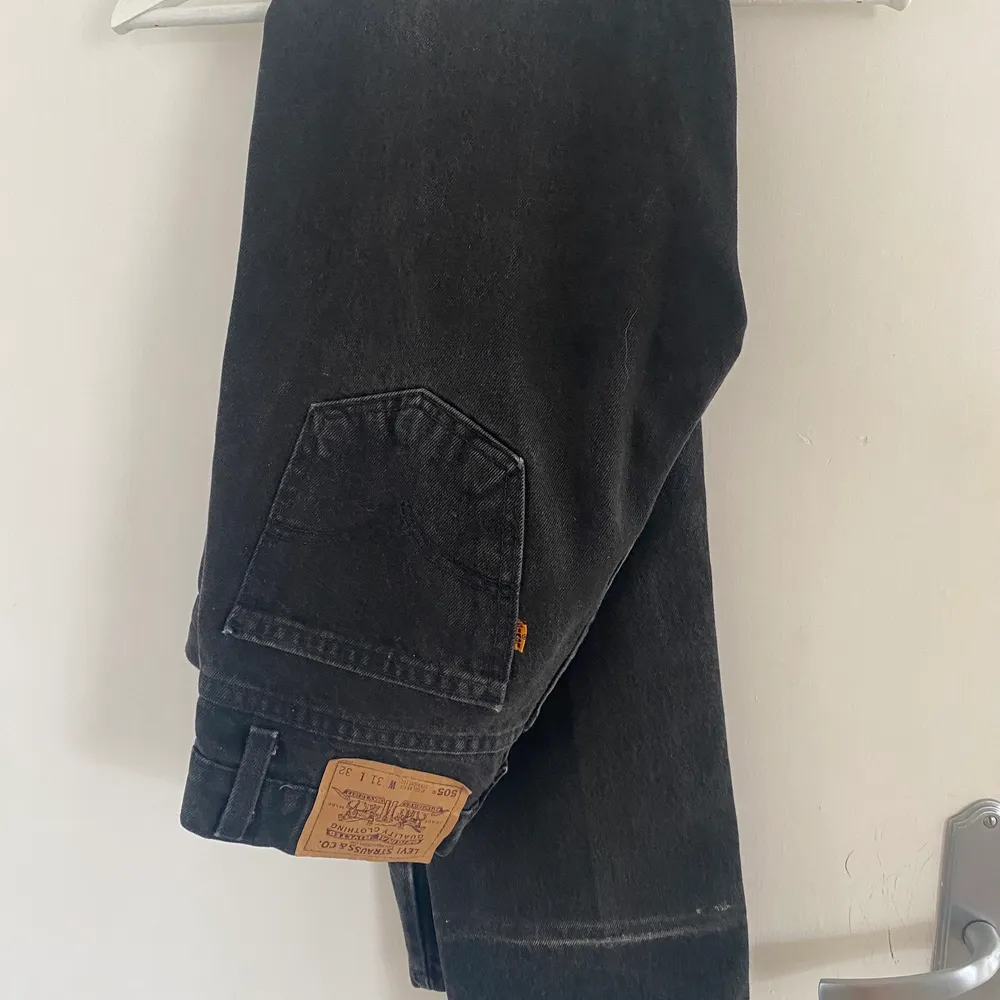 Säljer en av mina favoritjeans från Levi’s, storlek 28/32, skulle säga att det ett långa men sitter ändå bra i midjan 🖤. Jeans & Byxor.