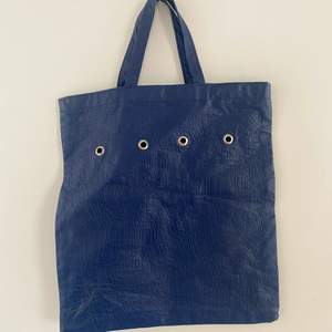 Säljer min coola vintage väska i blått skinn💙