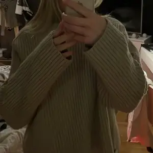 En jätte fin stickad tröja från h&m. Jätte mjuk och sticks inte alls! Storlek S 