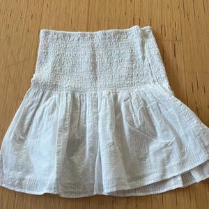 Kjol - Säljer denna fina gulliga sommarkjolen,kjolen är helt ny den har även prislappen på sig, kjolen har inga deffekter, den passar perfeckt nu till sommaren,kjolen är i storlek M men den passar även xs,S skulle nog säga alla storlekar eftersom att den är stretchig, säljer den för 100+frakt(går även att mötas upp)