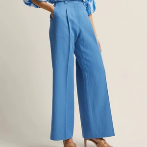 Kostym byxor  - Blåa Kostym byxor från märket Stockholm i storlek S. Uppsydda för att passa mig som är 170cm.  Tyvärr inte kommit till användning trots att dom sitter bra i midjan och har snygga vida ben! Säljer för 200kr! Frakten delar vi på 🌸