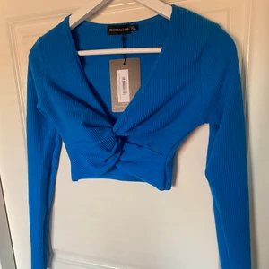 Crop Top - Skit snygg tröja från prettylittlething! Aldrig använd då den var för liten för mig. Storlek 34. Skriv privat vid intresse💗 Frakt tillkommer på 57kr (spårbar).