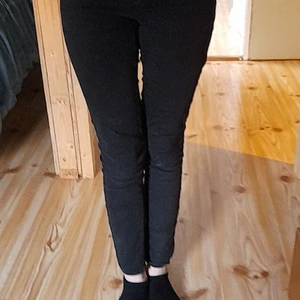 Svarta jeans  - Säljer dessa jeans i storlek XS då de e för små för mig ( som ni ser på bilden) ganska bra skick! Använd: 10ggr. Kan skicka mer bilder privat när de e nytvättade om nån e intresserad