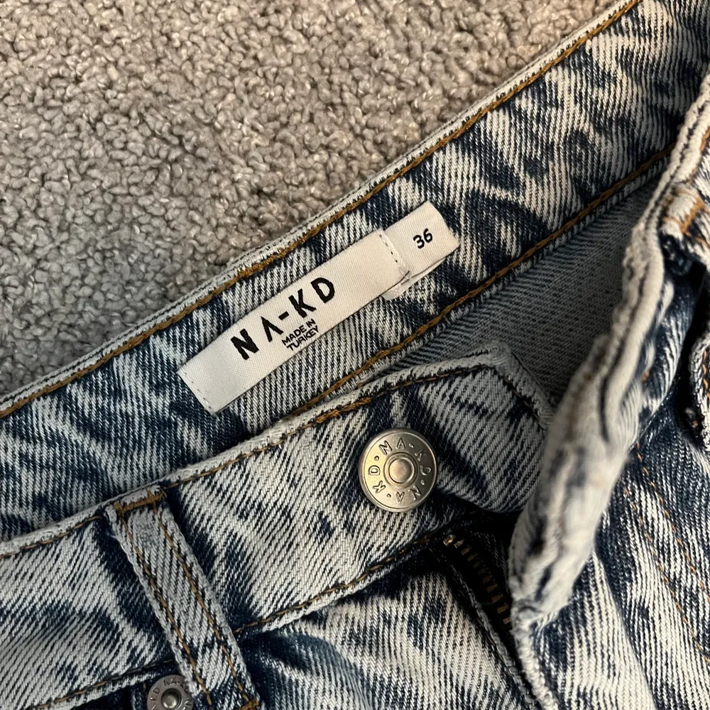 Jeans från NAKD i storlek 36 använda 1 gång. . Jeans & Byxor.