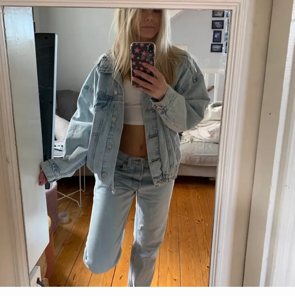 Jättefin jeans jacka från gina! Aldrig använd och prislappen kvar! Sitter fint oversized på mig som är normalt en S och 165cm! Nypris är 499🥰 frakt är inräknat i priset!!. Jackor.