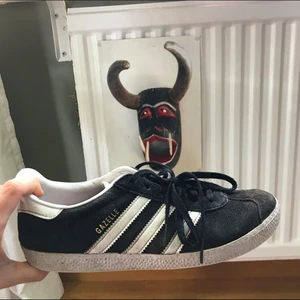 Adidas - Så fina men för stora för mig, lite slitna men funkar! Har lagt in nya sulor 