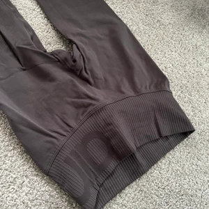 Träningsbyxor Aim’n - Säljer ett par Träningsbyxor från Aim’n i jättefint skick, superfin färg och jättesköna. storlek xs, kan passar xxs-s, kom privat vid frågor och funderingar! Priset kan alltid diskuteras, nypris 600kr, kan posta med spårbar frakt eller s påse, 150kr inklusive frakt oavsett