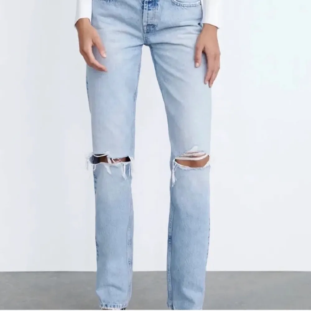 Säljer nu dessa super fina jeans till våren💗🌟Mid Rise. Skicka för fler bilder . Jeans & Byxor.