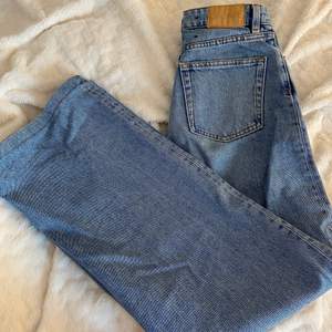Superfina Yoko mid blue jeans i fint skick från Monki!💕 säljer pga att de inte kommer till användning längre. Uppsydda då dem var för långa för mig (jag är 1.63). Men nu är de i perfekt längd, går dock att sprätta upp så de blir i vanlig längd.😊 Betalning sker via Swish 50kr+frakt💕