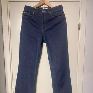 Mörkblåa jeans från zara, så gott som nyskick använd endast ett fåtal gånger. Säljer då de aldrig kommer till användning💕