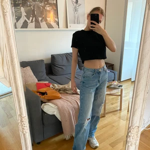 Jeans  - Säljer dessa perfekta jeans till våren !!! Kommer tyvärr inte tills användning därför säljer jag dessa vidare 💃🏽 storlek 32, men mer som 34/36.  frakt tillkommer på 66 kr (spårvar) 💗