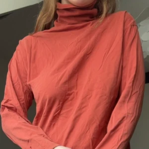 Orange/röd turtleneck - En fin turtlenecktröja i tshirt material, väldigt bekväm men tyvärr lite stor för mig ! 