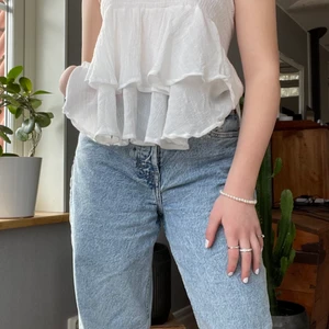 Blå jeans  👖  - Super fina Ljus blå jeans! 💙 andvända få gånger model har storlek S/M och byxorna är S🤍 har en slits längst ner🤍 